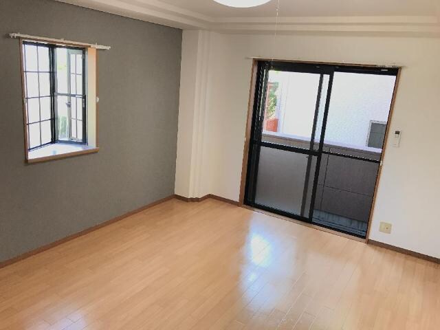 物件内観写真3　(照明・エアコン・出窓付の洋室)