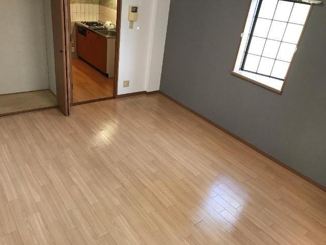 物件内観写真4　(床張替え済みの9.3帖洋室)