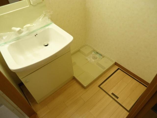 物件内観写真8　(カゴやラックも置ける洗面所)