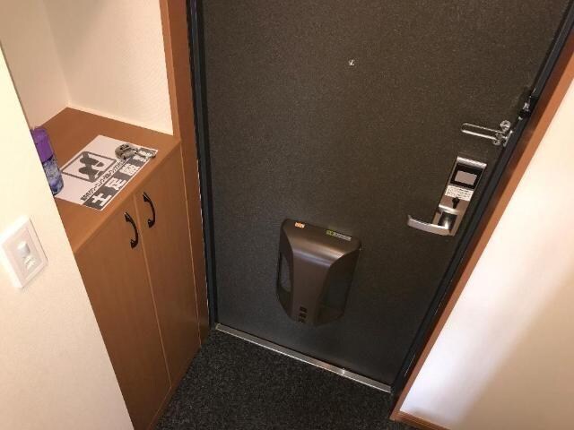 物件内観写真2　(吊り戸付きのカウンター下駄箱)