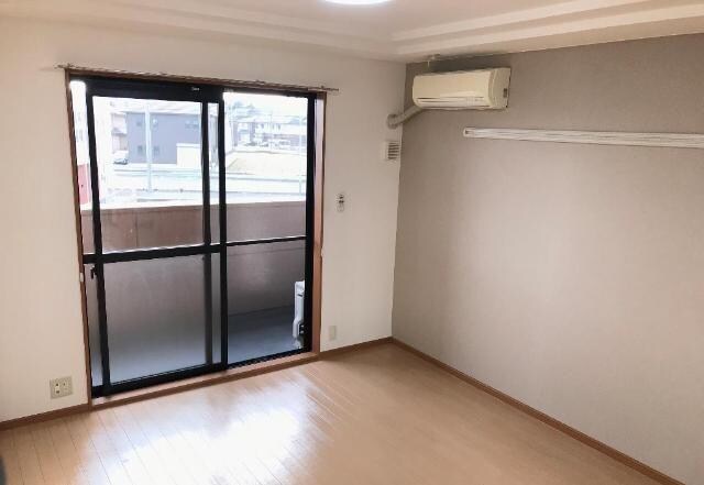 物件内観写真3　(7.5帖南向き洋室　エアコン・照明付)