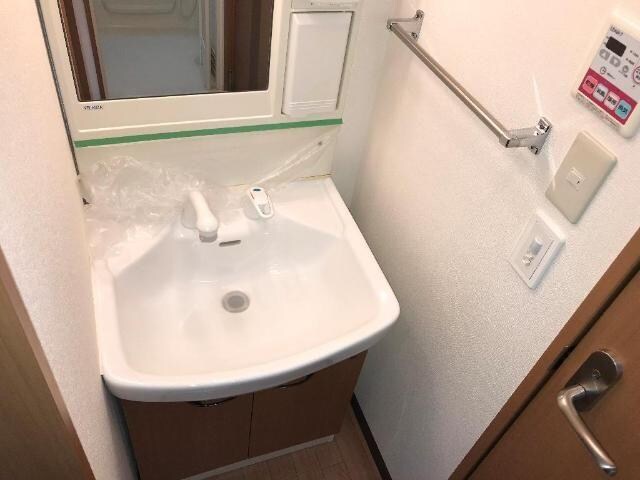 物件内観写真6　(ボトルラックや鏡付きのお風呂)