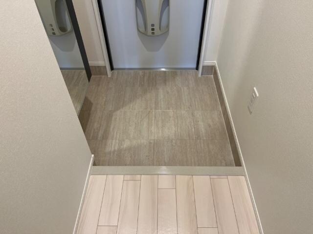 物件内観写真3　(玄関)