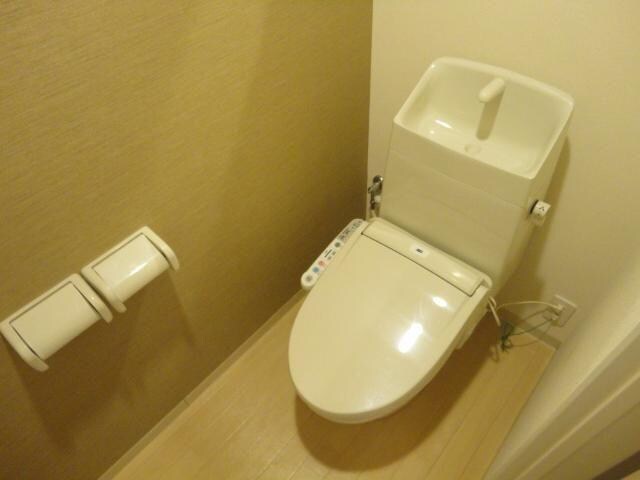 物件内観写真6　(シャワー付トイレ)