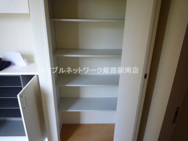 収納(玄関下駄箱横の収納です。)