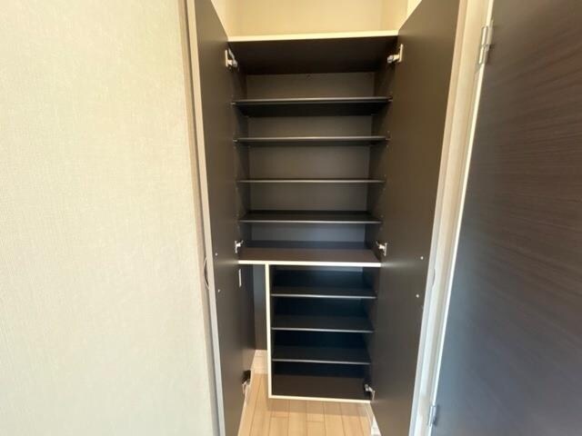 物件内観写真9　(玄関収納)