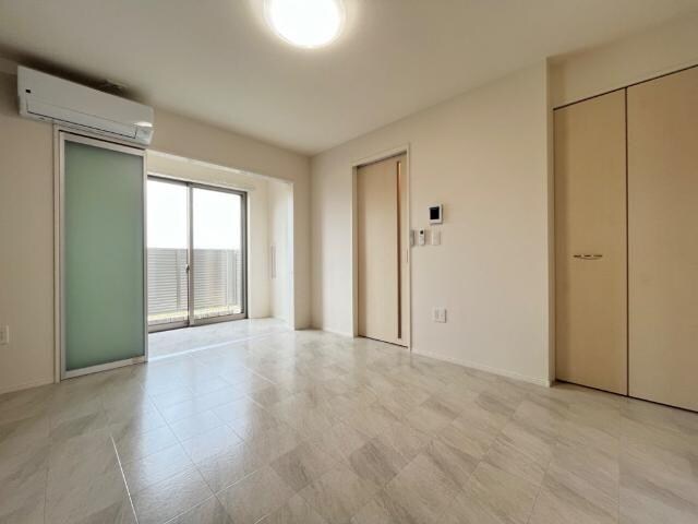 物件内観写真3　(リビング)