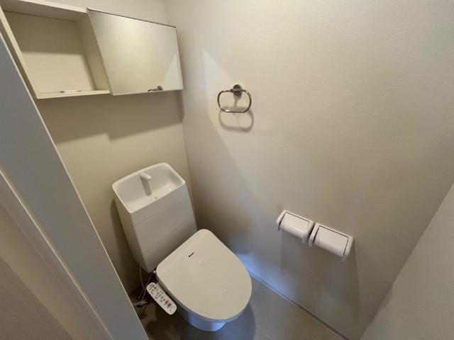 物件内観写真5　(シャワー付トイレ)