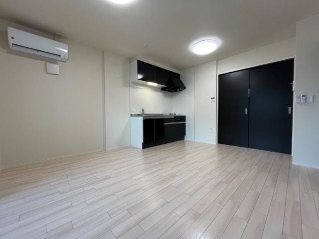 物件内観写真3　(リビング)