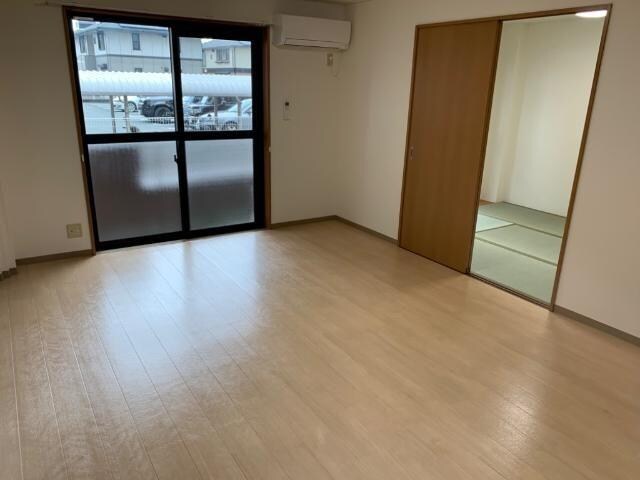 物件内観写真4　(リビング)