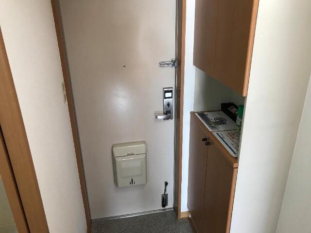 物件内観写真3　(上下にしまえるカウンター下駄箱)