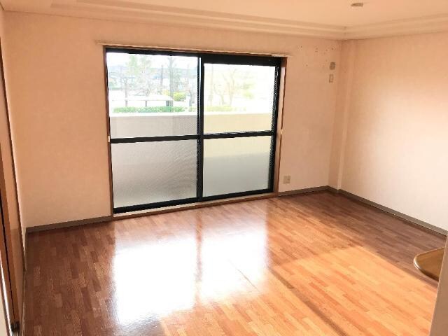 物件内観写真4　(15.3帖の南向きリビング)