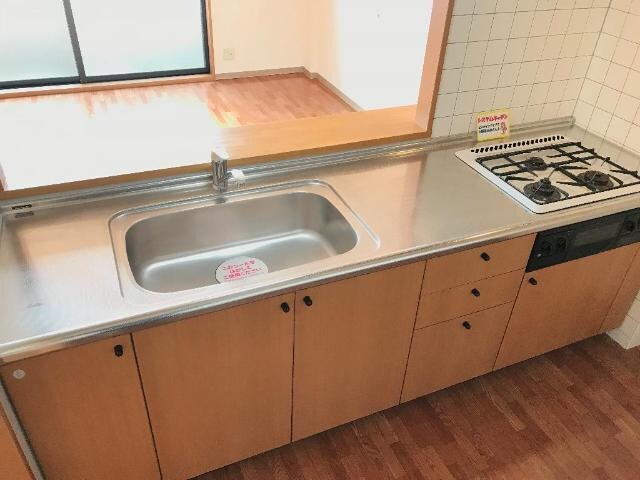 物件内観写真5　(調理スペースが広いシステムキッチン)