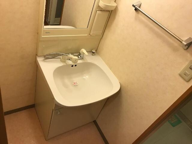 物件内観写真8　(洗面横にもカゴなど置けます)