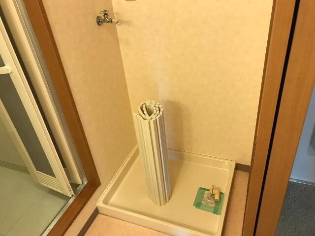 物件内観写真12　(ドラム式も置ける洗濯機置き場)