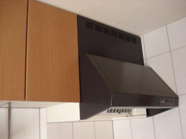 物件内観写真3　(キッチン換気扇)