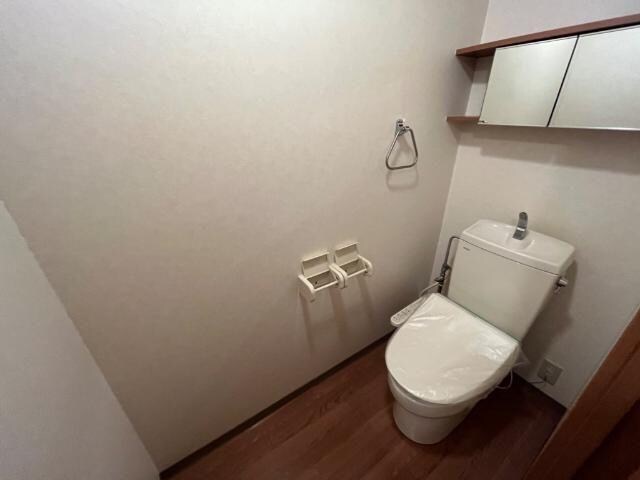 物件内観写真6　(シャワー付トイレ)