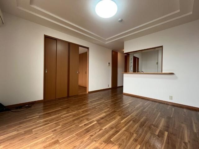 物件内観写真3　(リビング)