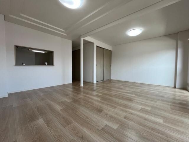 物件内観写真3　(リビング)