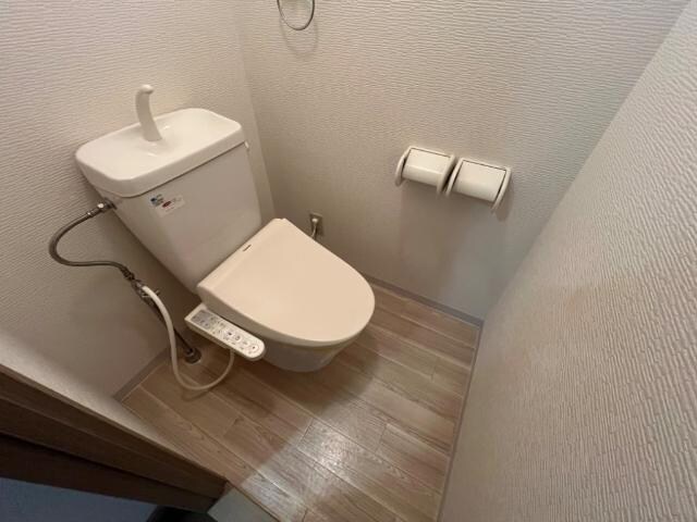 物件内観写真6　(シャワー付トイレ)