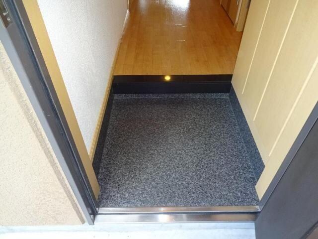 物件内観写真2　(玄関)