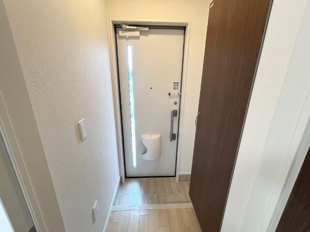 物件内観写真2　(玄関)
