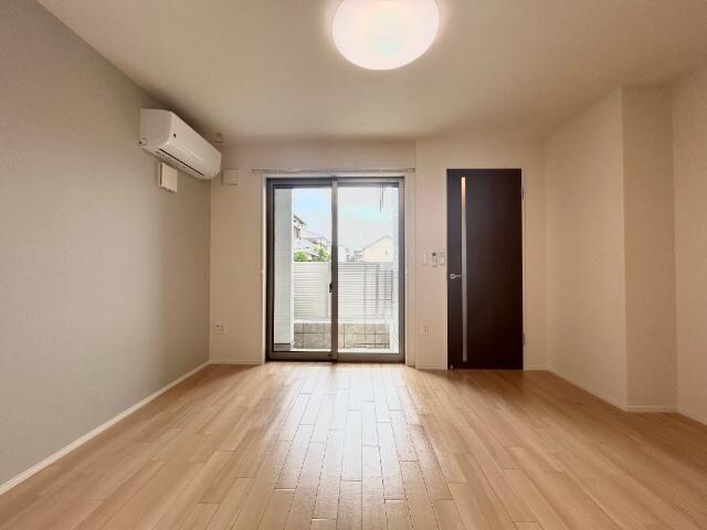 物件内観写真3　(リビング)