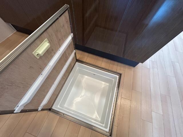 物件内観写真8　(床下収納)