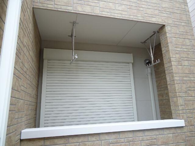 物件内観写真11　(窓シャッター)