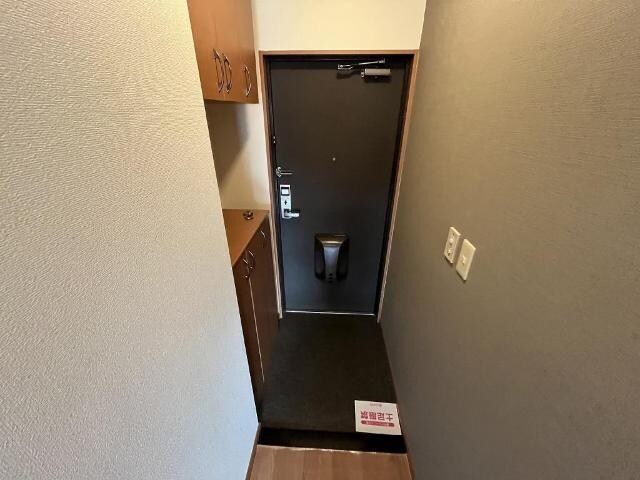 物件内観写真3　(靴で汚れやすい面をアクセントクロスに)