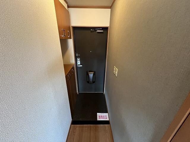 物件内観写真2　(上下にしまえるカウンター下駄箱)