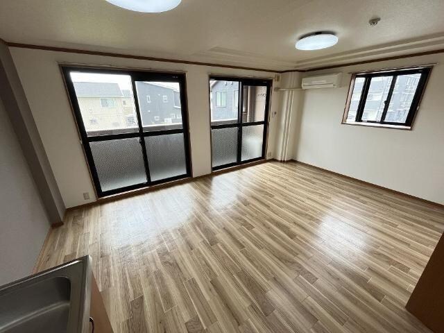 物件内観写真4　(13.2帖の南向きリビング)