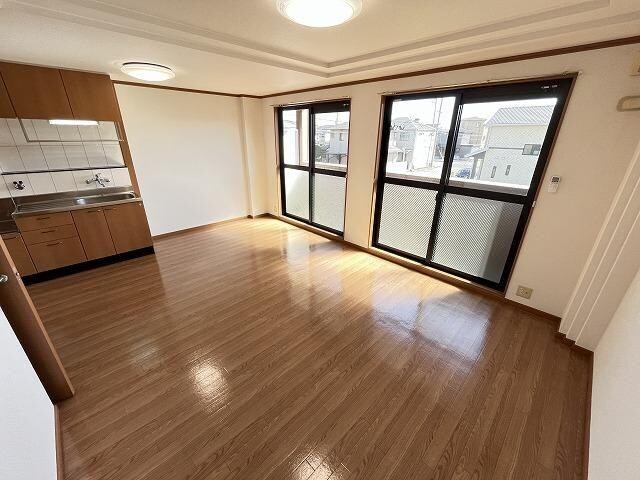 物件内観写真3　(13.2帖の広々したリビング)