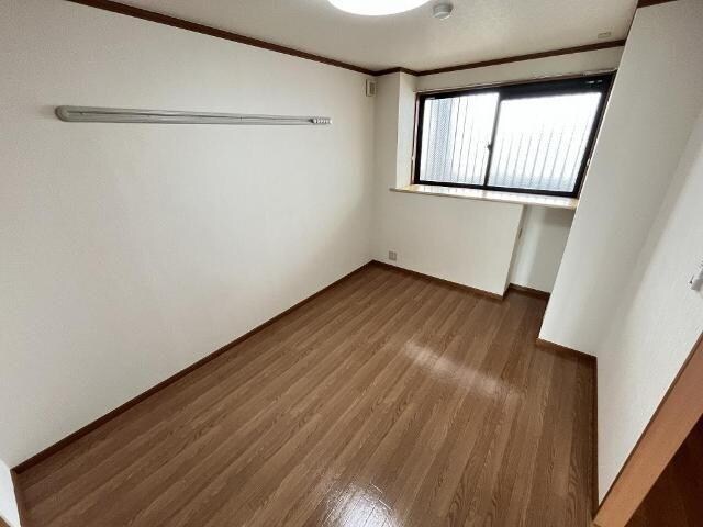 物件内観写真5　(洋室　寝室を分けたい方に)