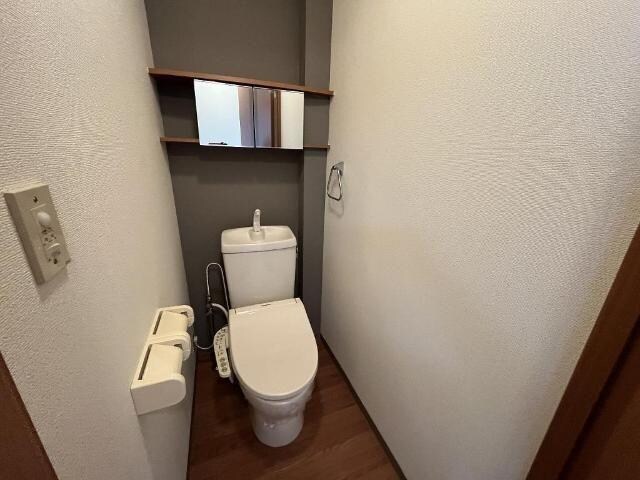 物件内観写真8　(温水便座付き　背面をアクセントに)