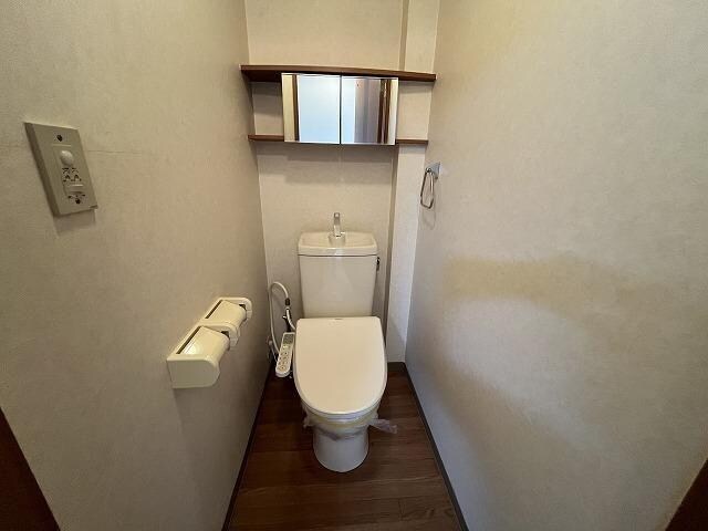 物件内観写真7　(温水暖房便座で冬も暖かく)