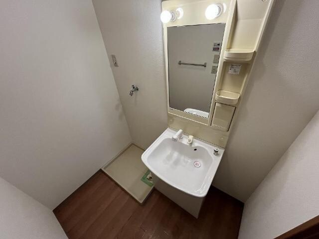 物件内観写真10　(カゴも置きやすい洗面所)