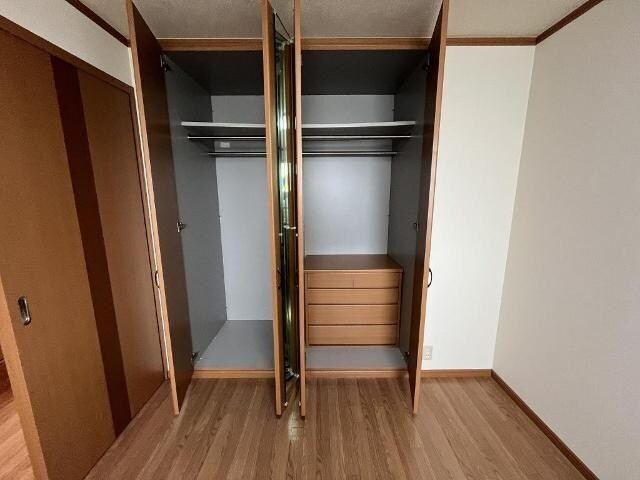 物件内観写真11　(洋室の姿見付きクローゼット)