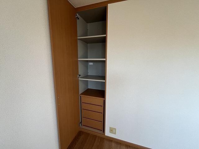 物件内観写真10　(リビングの収納にも引き出し付き)