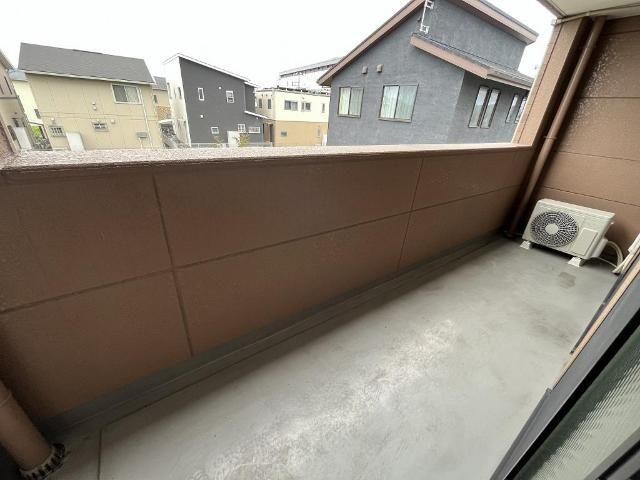 物件内観写真13　(間口が広く採光の良いベランダ)