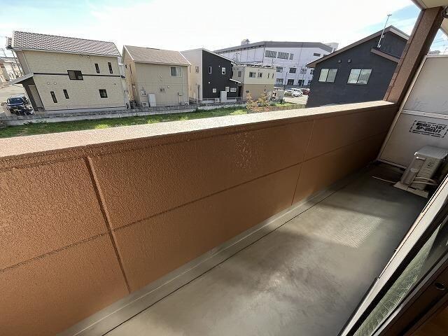 物件内観写真12　(日当たりの良いベランダ)
