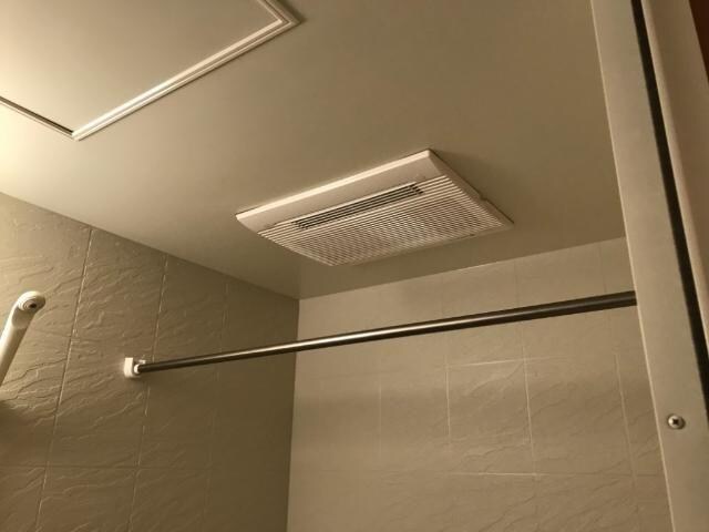 物件内観写真14　(雨の日も安心の浴室乾燥機)