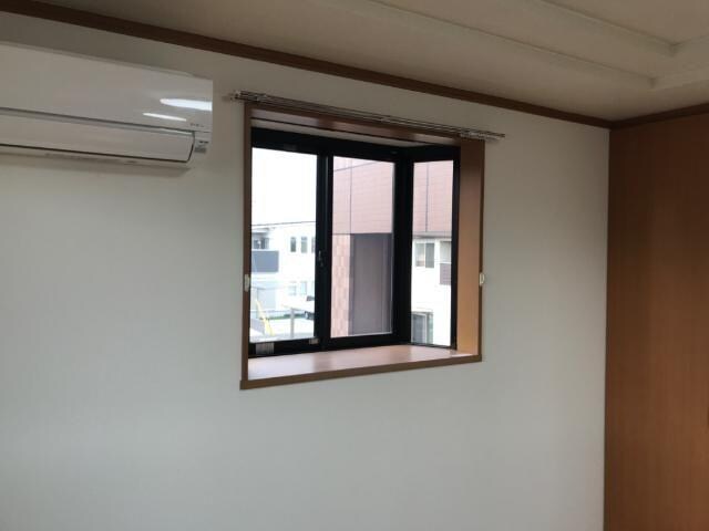 物件内観写真16　(出窓付きで日当たり・風通しアップ)