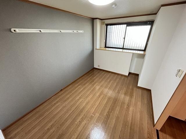 物件内観写真15　(汚れが目立ちにくいクロスに張替え)