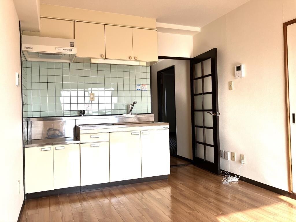 物件内観写真8　(反転タイプの別室写真です。)