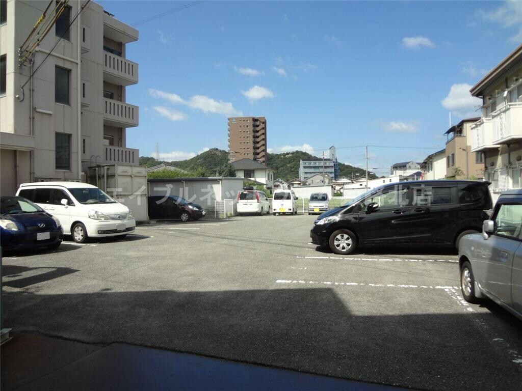 物件外観写真3　(駐車場)