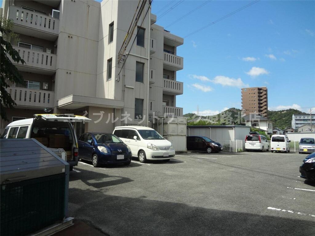 物件外観写真4　(駐車場)