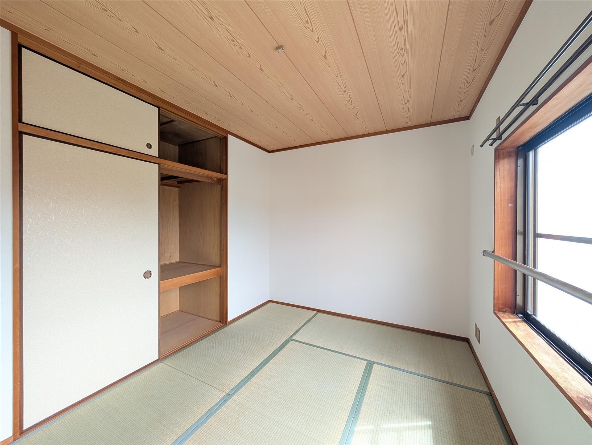 物件内観写真10　(和室収納)