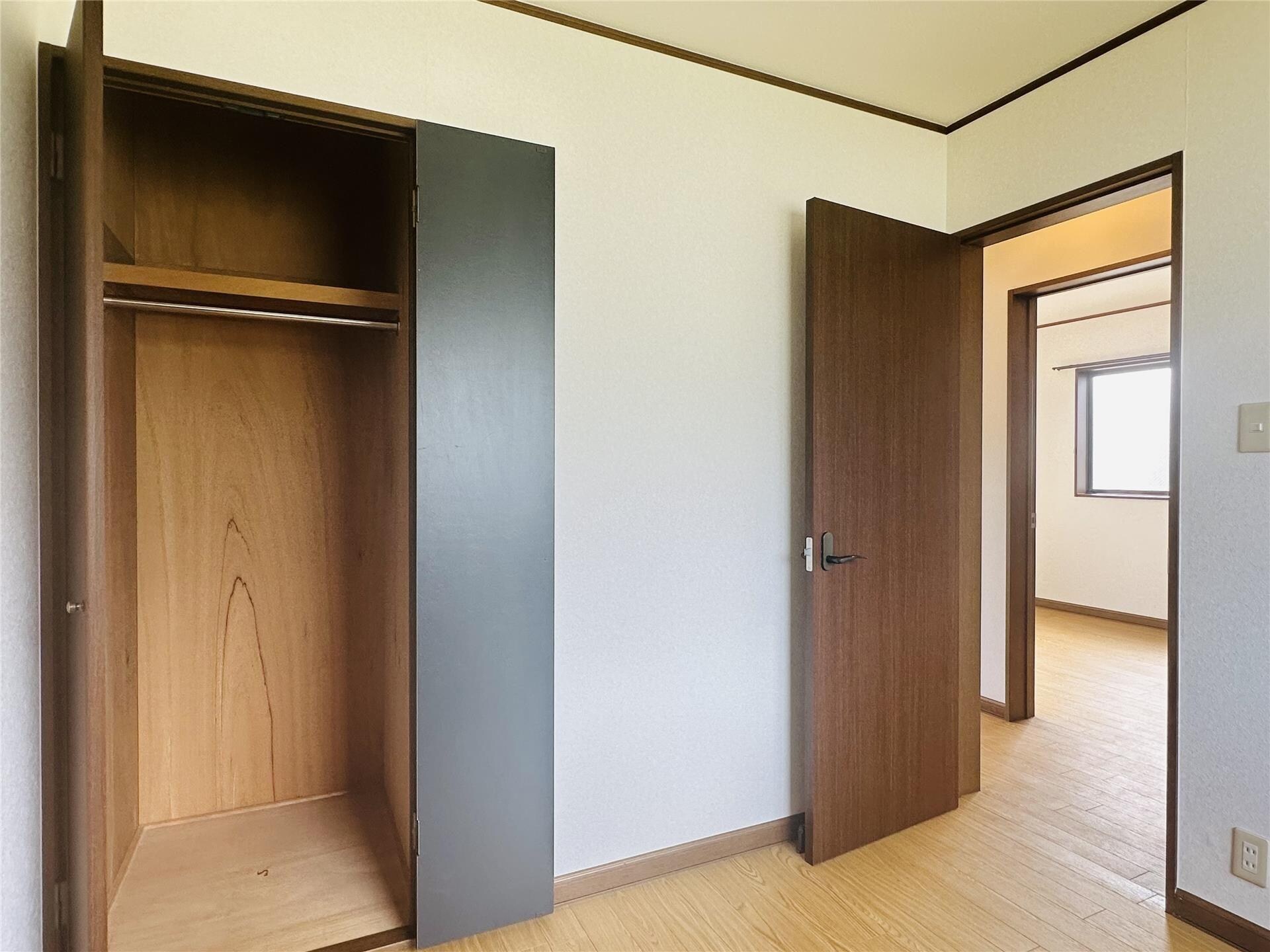 物件内観写真13　(洋室収納)