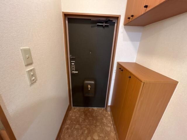 物件内観写真3　(玄関)